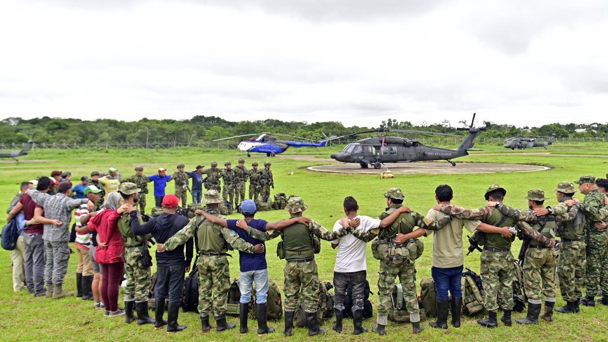 Fotografía cedida por la Presidencia de Colombia de los soldados e indígenas que apoyan la búsqueda de los cuatro niños perdidos en la selva tras un accidente aéreo, en Guaviare (Colombia).