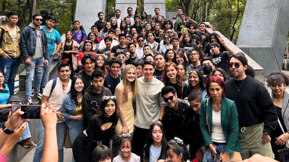 Mar Rendón y Álex Ponce junto con sus fans.