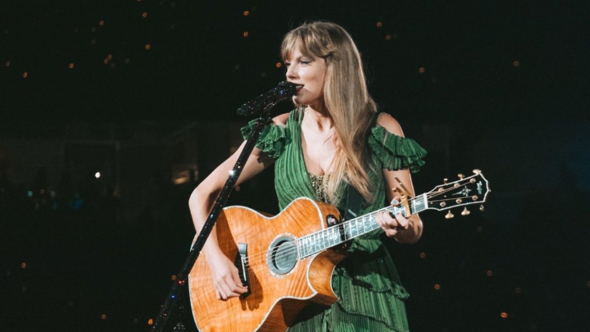 Taylor Swift cantando 'Questions'.