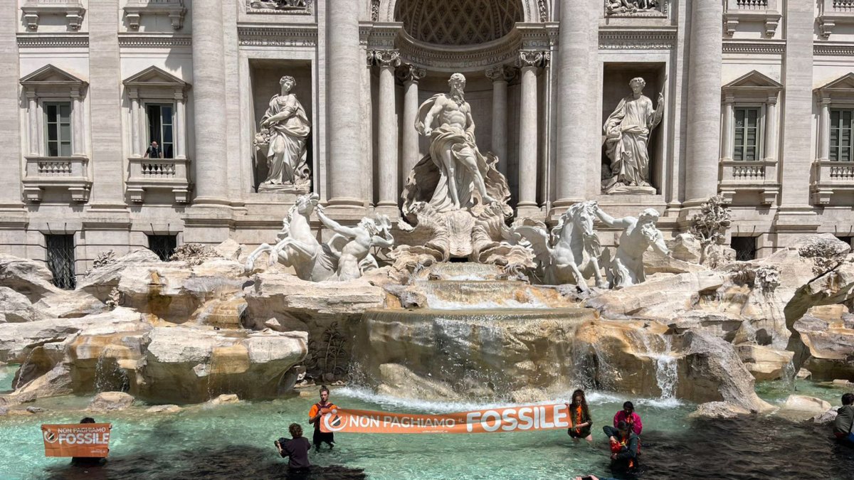 Escena. E tinte negro en las aguas de la fuente.
