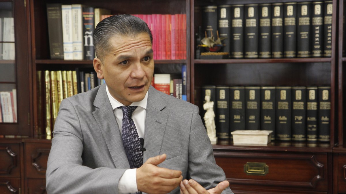 Durante la entrevista, su equipo de comunicación interrumpió y violentó en reiteradas ocasiones el ejercicio periodístico