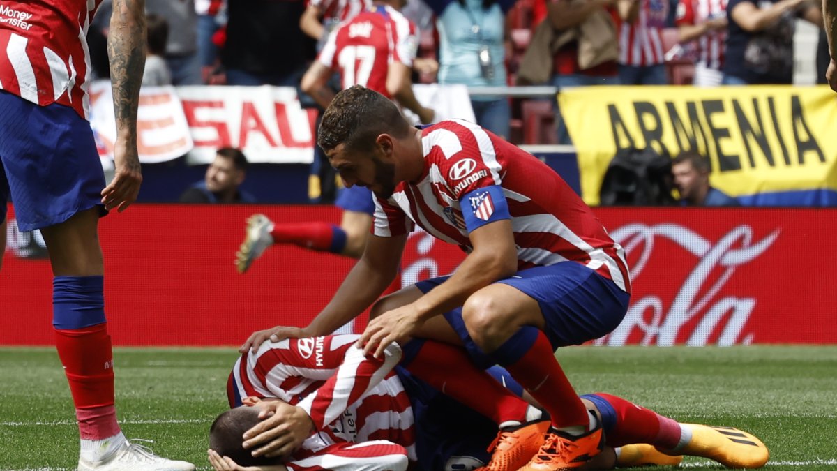 Morata, auxiliado en el suelo por su compañero Koke Resurrección.
