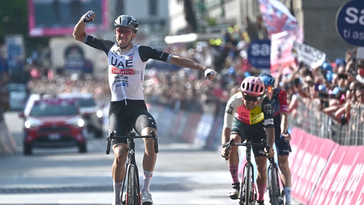 Brandon McNulty celebra tras ganar la etapa 15 del Giro de Italia.