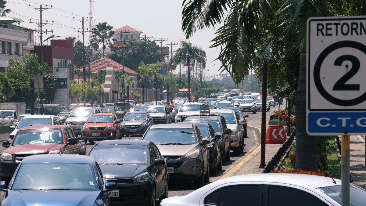 TRANSITO DE VEHICULAR EN LA  VIA A SAMBORONDON 19 DE MAYO DEL 2023 GUAYAQUIL-ECUADOR