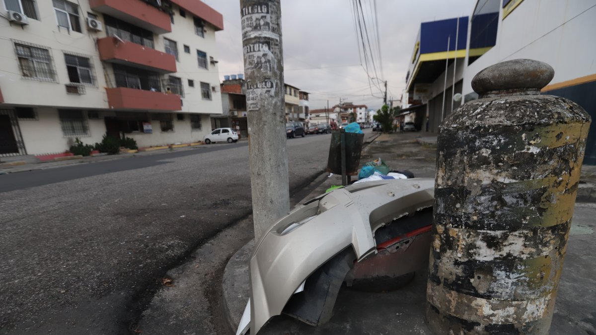BOTAN PARTES DE AUTO  EN UNA VEREDA EN CAÑAR Y SEIS DE MARZO ... FD: CARLOS KLINGER  ... 19-05-2023