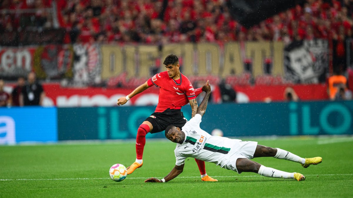 Hincapié (i) disputa un balón en el compromiso del Bayer Leverkusen contra Borussia Mönchengladbach.