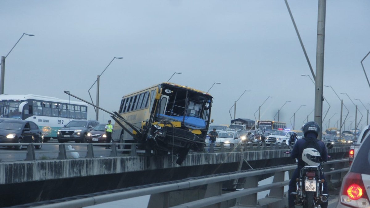 Cientos de carros que se movilizan por este puente están atascados en el tráfico causado por el accidente de un bus.