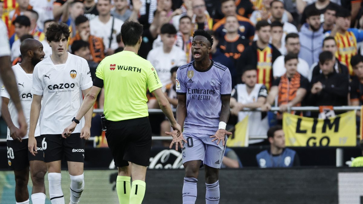 El árbitro de Burgos Bengoetxea habla con el delantero brasileño del Real Madrid Vinícius Júnior (d) durante el partido correspondiente a la jornada 35 de LaLiga Santander.