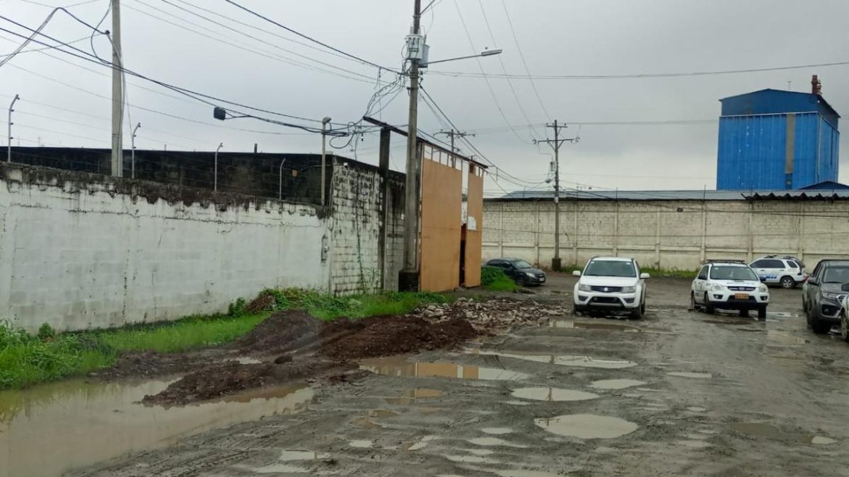 De los patios de esta bodega en Pascuales se llevaron los automotores.