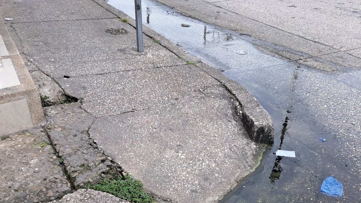 El agua de las alcantarillas se estanca en las veredas, agravando aún más la molestia.