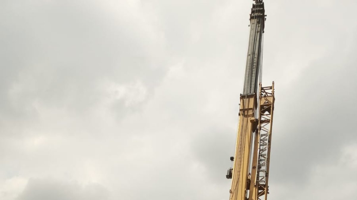 Se trajo una grúa para retirar el vehículo pesado.