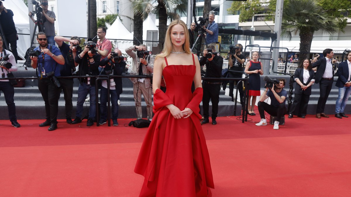 Jennifer Lawrence lució hermosa con este modelo.