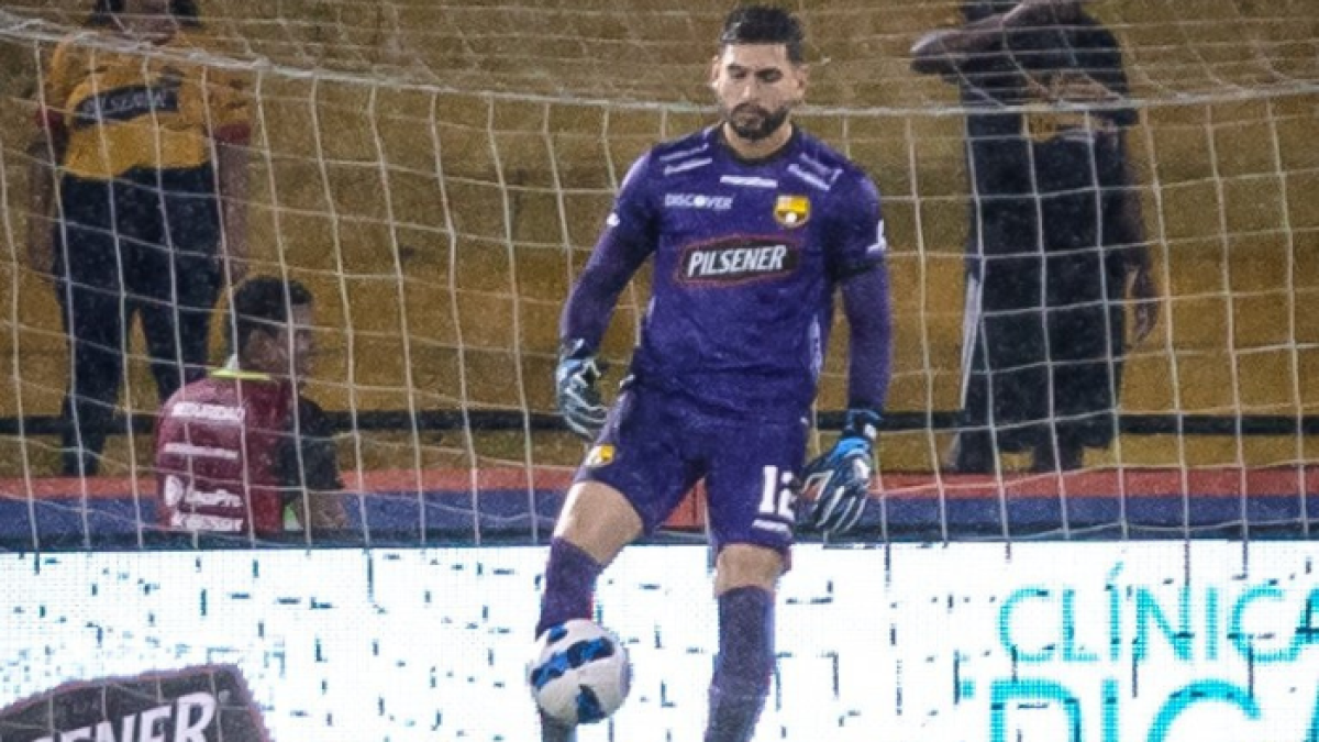 Víctor Mendoza, estará en el arco de Barcelona ante Bolívar.