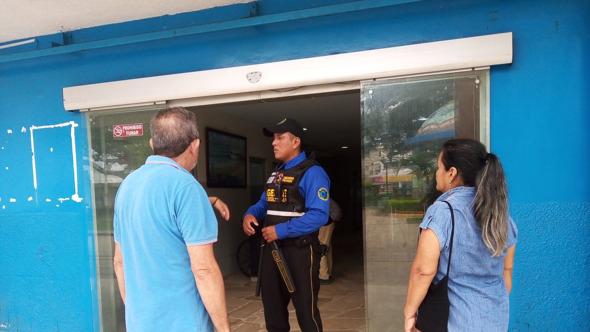 Vigilancia. En el ingreso principal del Municipio de Playas, personal de seguridad revisaba a cada uno de los usuarios para constatar que no porten armas de ningún tipo.