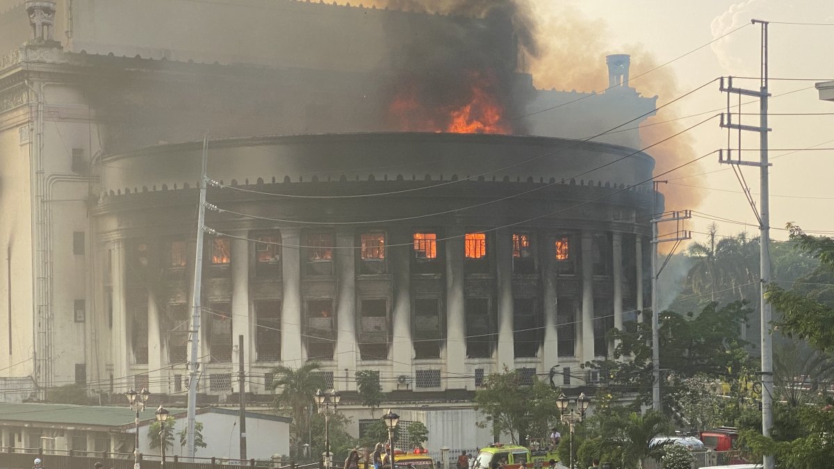 Vista de las llamas en las oficinas centrales de correos en Manila, Filipinas este lunes.
