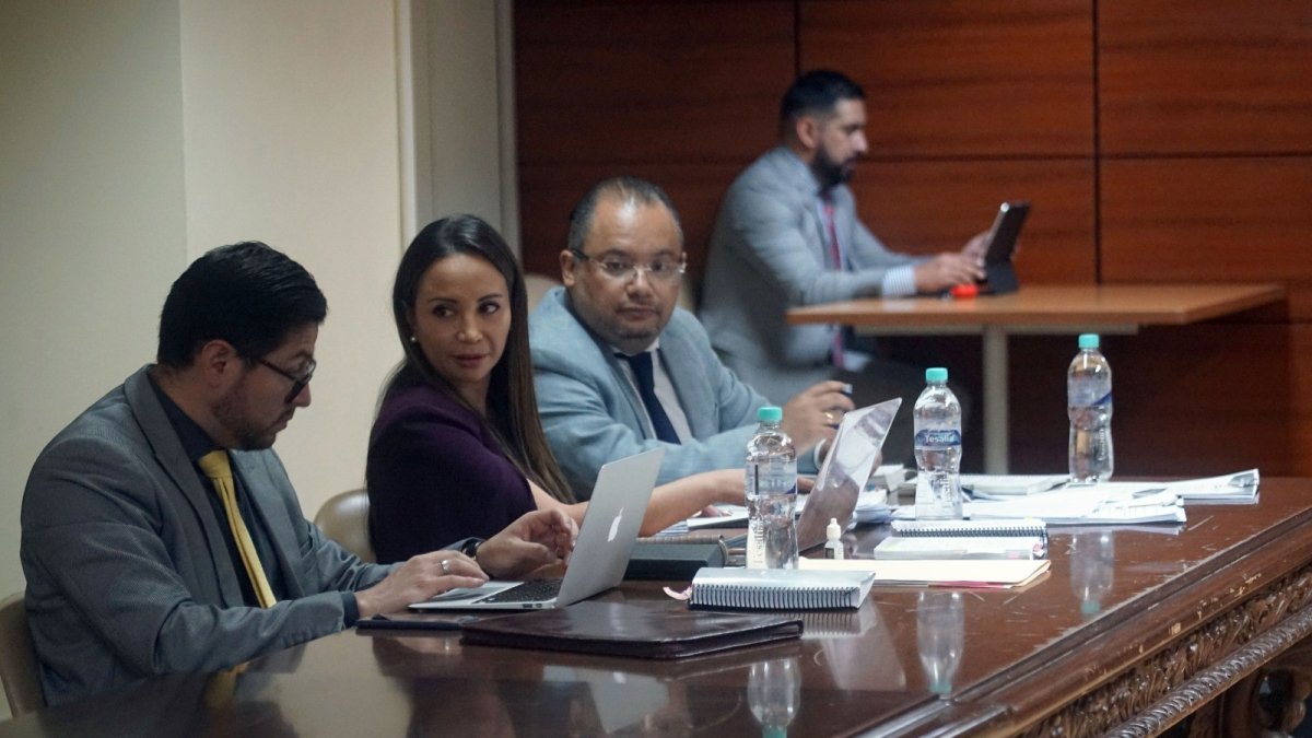 Diligencia. Los defensores de la vocal Maribel Barreno asistieron a la primera convocatoria de audiencia.