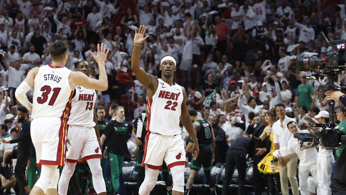 Max Strus (d), Bam Adebayo (C) y Jimmy Butler (R) celebran en la última victoria.
