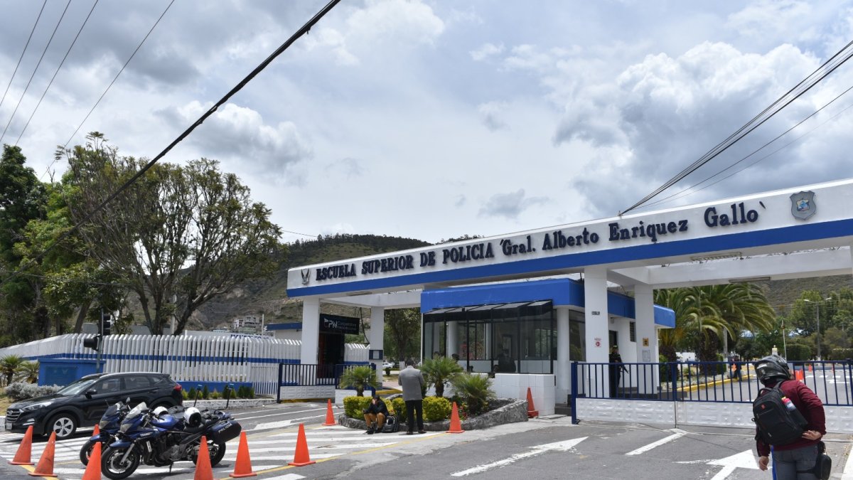 Se investigan varios delitos dentro de la escuela de Policía.