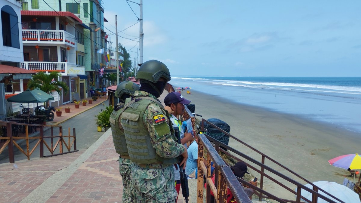 Recorrido. Los uniformados vigilaron el sector comercial y también las actividades que se dieron en la playa.