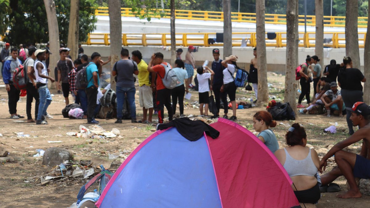 Migrantes de diversas nacionalidades, descansan en un campamento temporal hoy, en la ciudad de Tapachula, Chiapas (México).