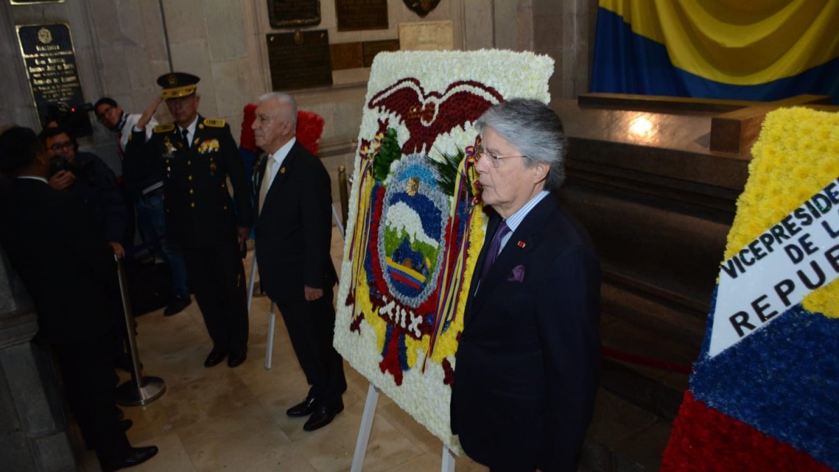Actividad. El presidente Guillermo Lasso y el ministro de Defensa Luis Lara en el mausoleo de Sucre.