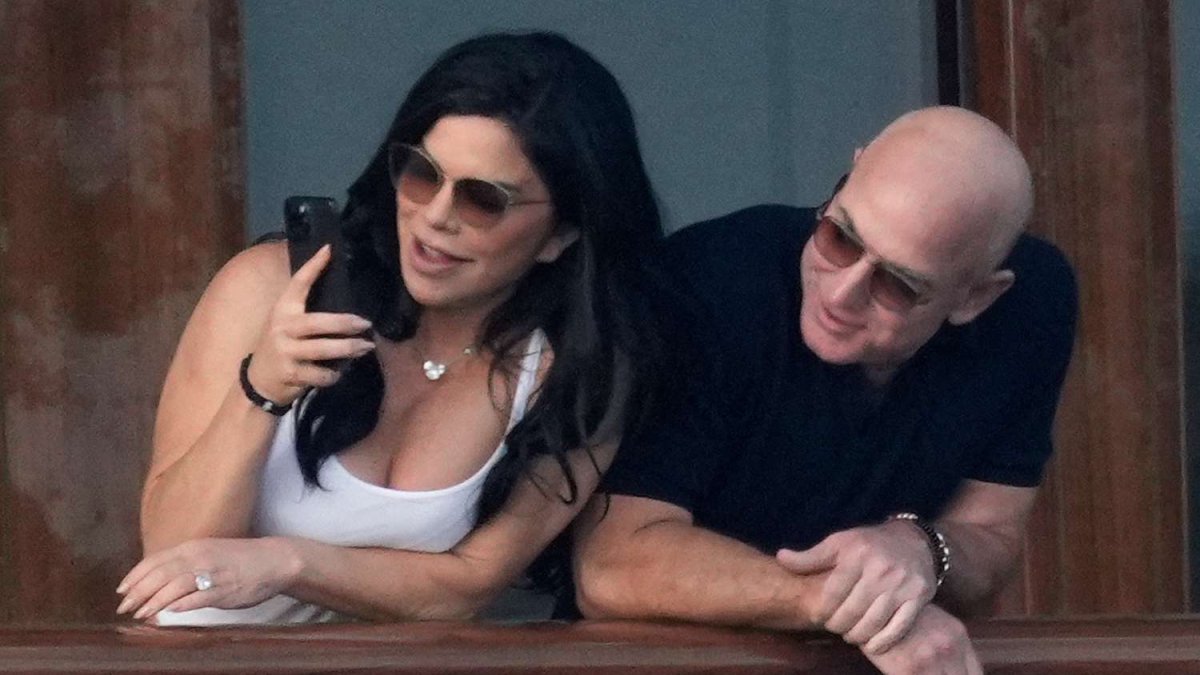 Lauren Sánchez y Jeff Bezzos a bordo del yate Korus, propiedad del magnate.