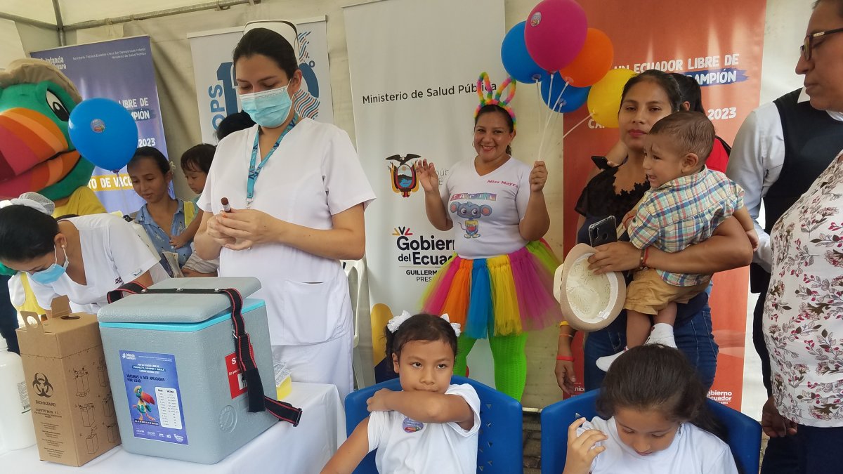 Niños en espera de ser vacunados en la unidad educativa Ileana Espinel, de Guayaquil. el pasado 2 de mayo.