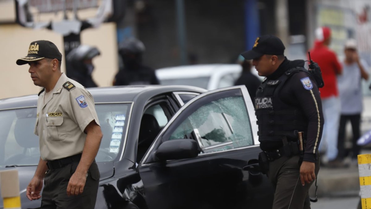 Un conductor fue abatido en su auto, en el norte de Guayaquil.