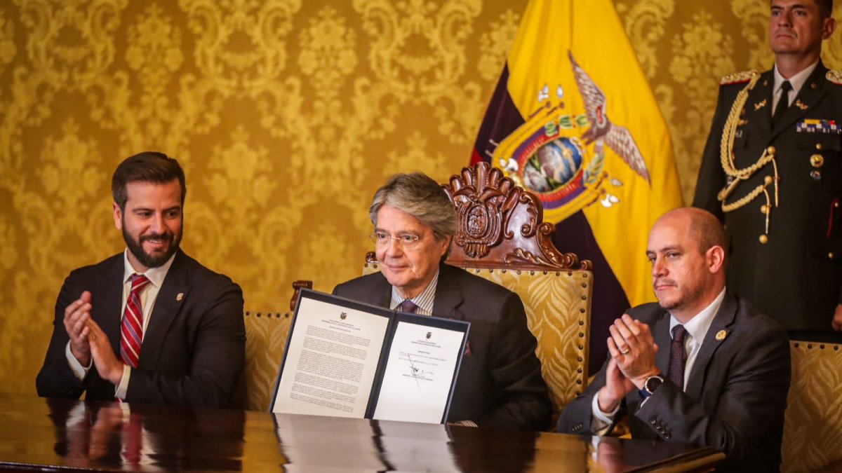 El ministro de Finanzas, Pablo Arosemena, junto al presidente Guillermo Lasso, y el ministro de Producción, Julio José Prado.