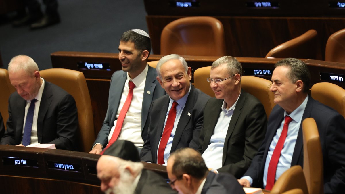 El primer ministro israelí, Benjamin Netanyahu (C), durante el debate y votación del presupuesto en la Knesset, parlamento israelí en Jerusalén, el 23 de mayo de 2023.