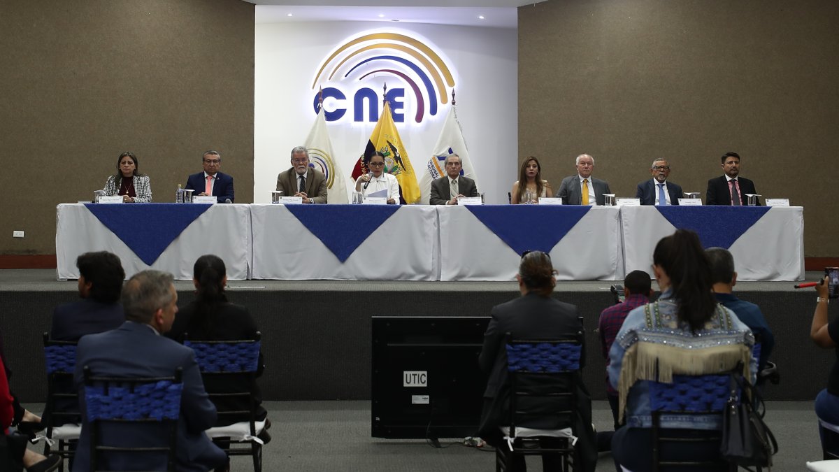 El Consejo Nacional Electoral de Ecuador durante una rueda de prensa, en Quito (Ecuador).