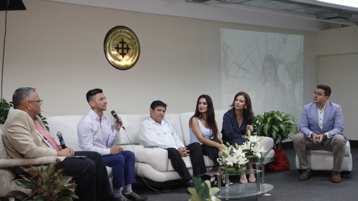 Gustavo Cortez junto a  Stalin Burgos, Carlos Jijón, Catrina Tala, Teresa Arboleda y Fernando Terranova en el conversatorio.