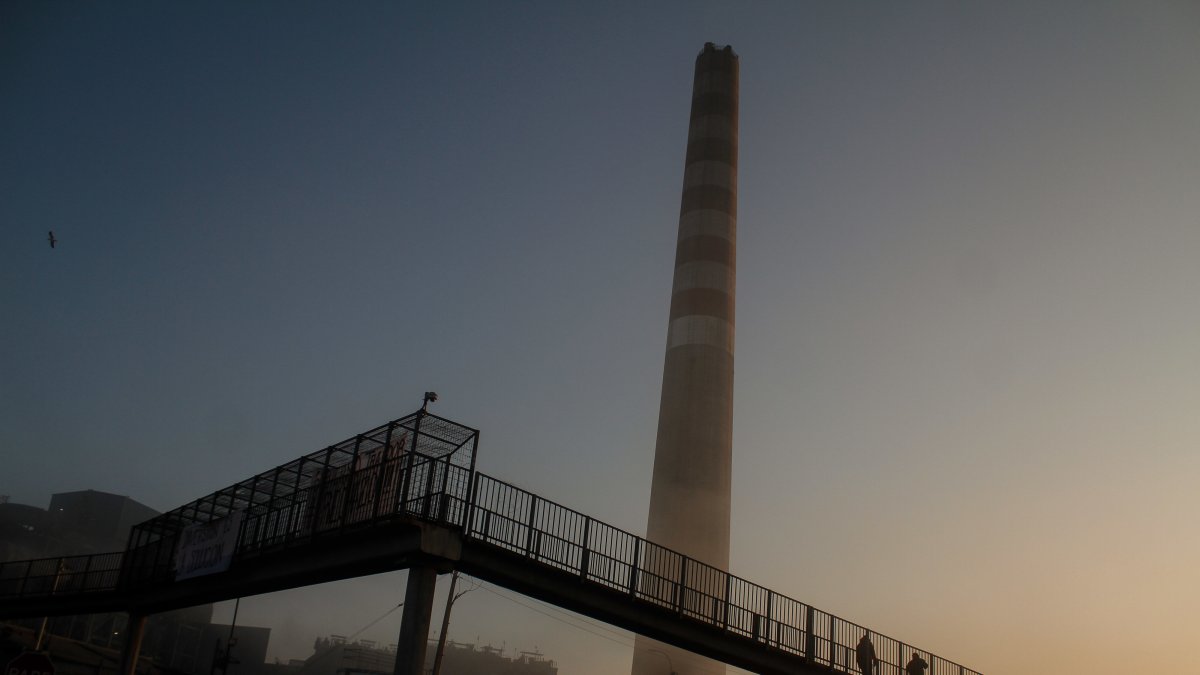 Una de las plantas industriales situadas en la costa de la Bahía de Quintero-Puchuncaví, en la región de Valparaíso (Chile), en una fotografía de archivo.
