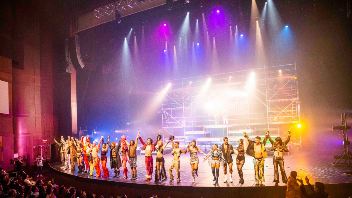 El grupo de artistas que colocan en escena la obra ‘Tutti Frutti’, saludan al público tras finalizar la presentación.