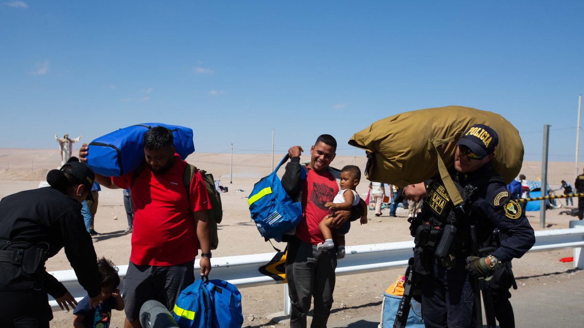 El Gobierno chileno abrió un corredor humanitario para que  los cientos de migrantes indocumentados puedan salir del país