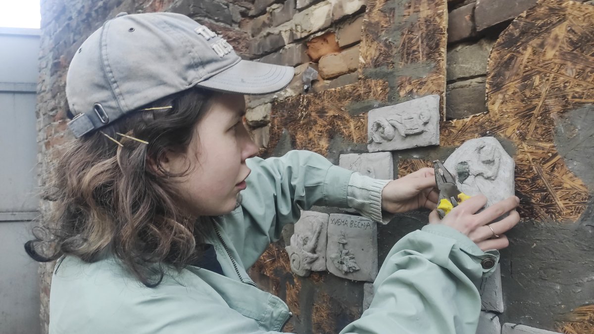 Evento. La artista Marharyta Zhurunova instala su obra en una galería de Leópolis.