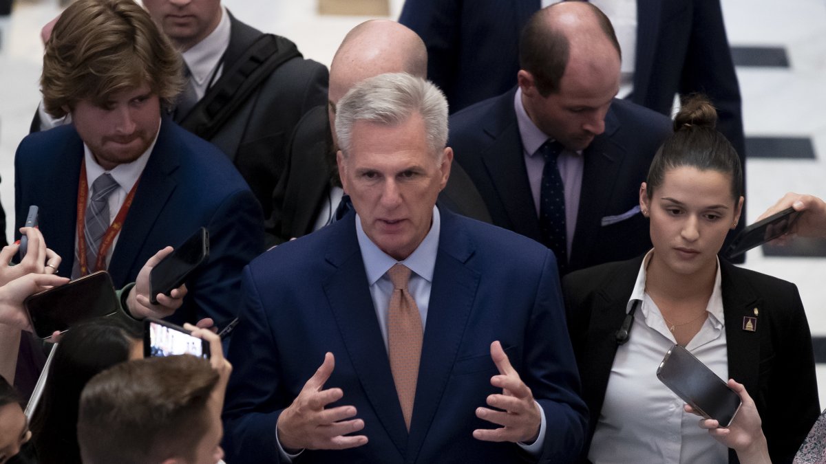 El presidente de la Cámara de Representantes de los Estados Unidos, Kevin McCarthy (C), este 23 de mayo de 2023.