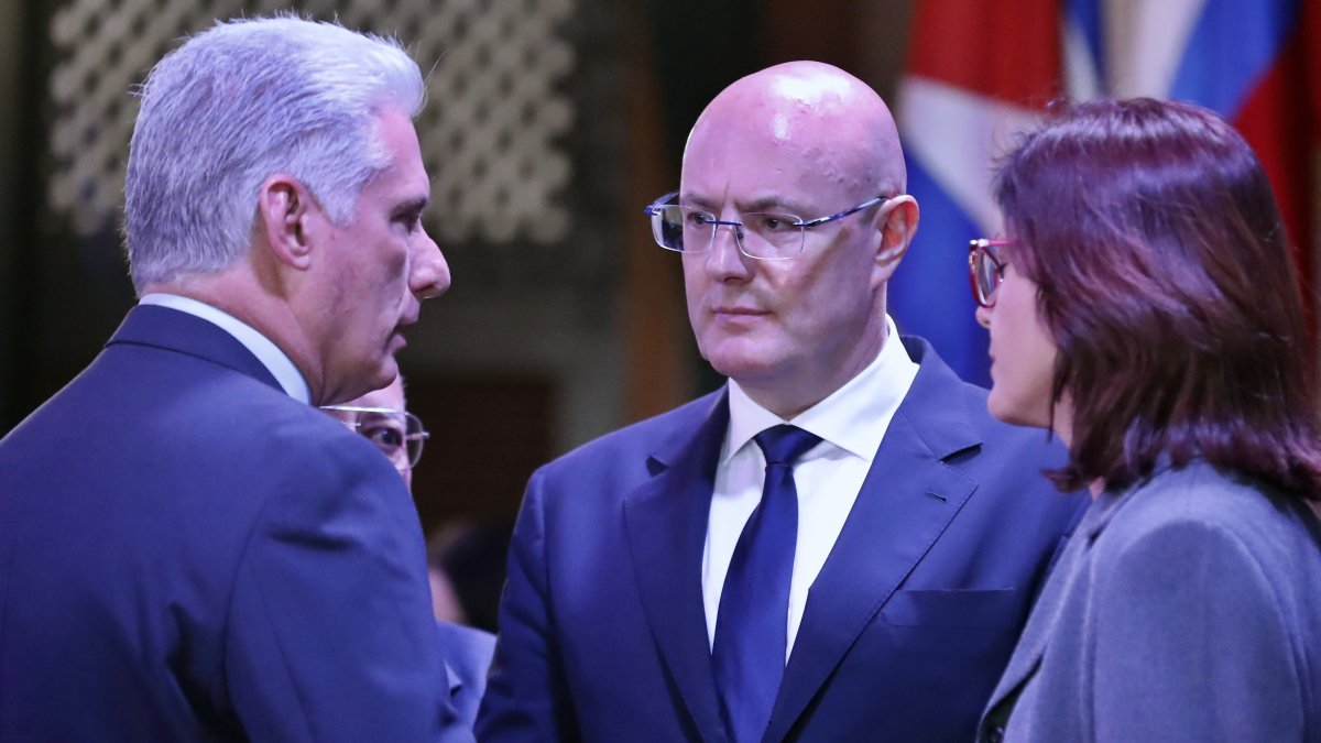 El presidente de Cuba, Miguel Diaz-Canel (i), conversa con el vicepresidente de Rusia, Dmitri Chernyshenko (c)