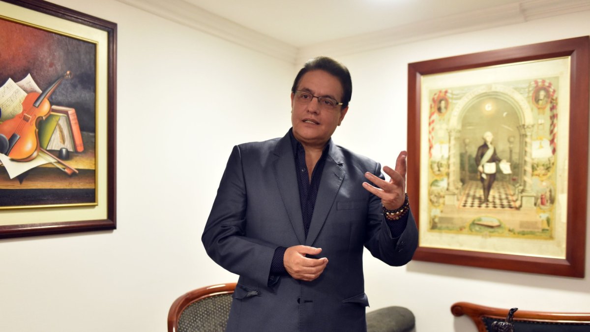 Político. Fernando Villavicencio se dio a conocer con sus reportajes sobre los casos de corrupción en Petroecuador, empresas eléctricas, los sobornos al partido de Rafael Correa, etc.