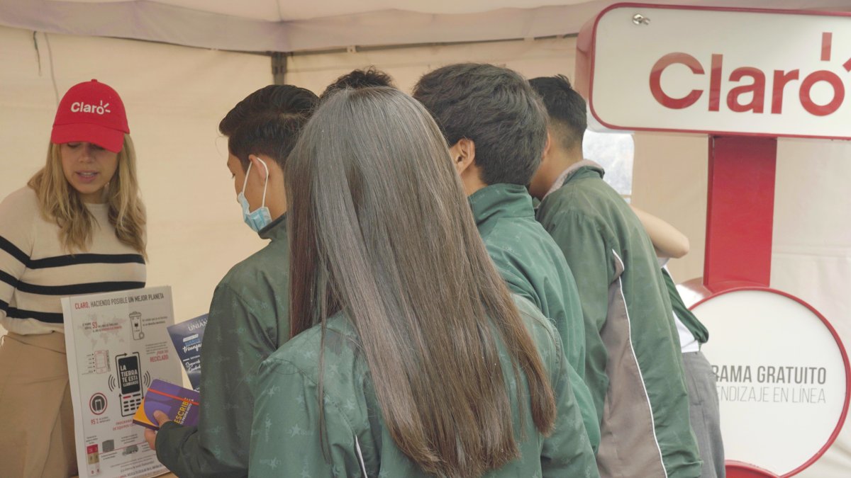 Claro aporta a la disminución de la brecha digital en el país.