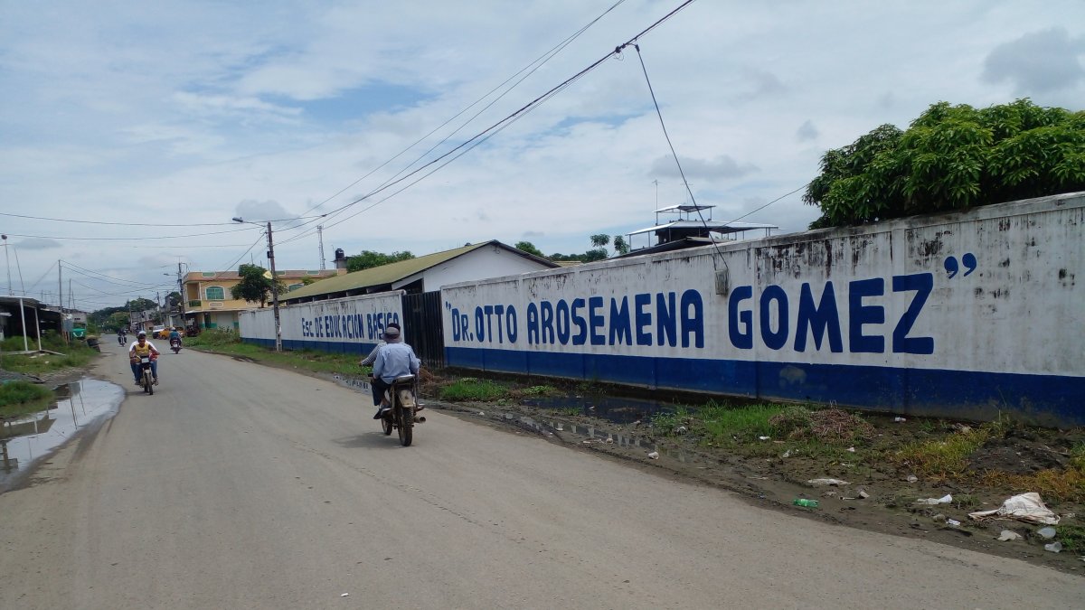 En algunas escuelas de la zona rural, como esta de la parroquia Junquillal, del cantón Salitre, las aguas han bajado y esto ha permitido que haya clases presenciales.