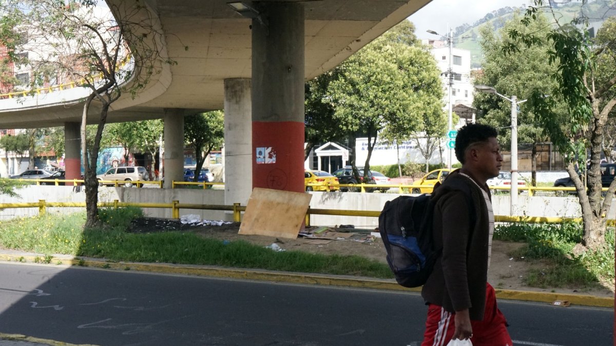 En este espacio se ubican personas en situación de calle para pasar las noches.