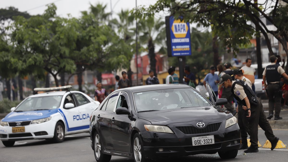 Un taxista que transitaba este último martes por la avenida Francisco de Orellana fue sorprendido por unos motociclistas que dispararon contra él.