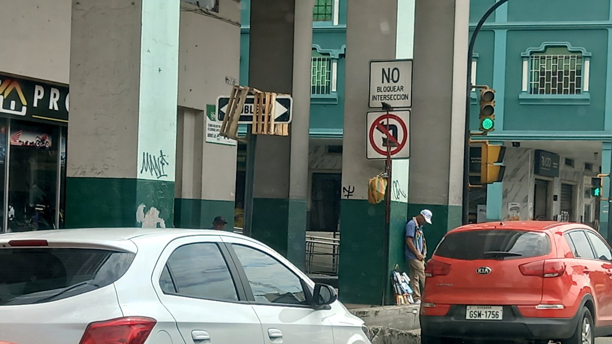 Hecho. En la avenida Quito y Colón se repite esta situación.