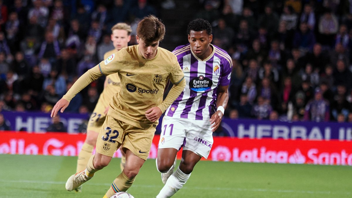 El delantero del Barcelona Pablo Torres (i) juega un balón ante Gonzalo Plata, del Valladolid.