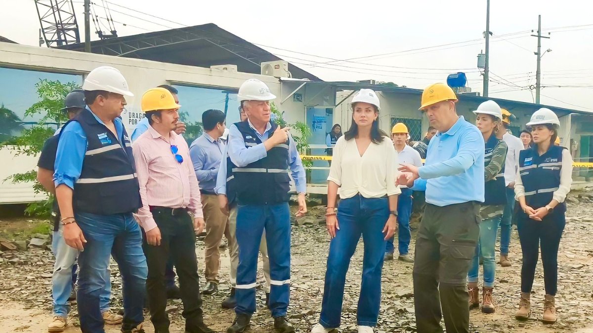 Aguiñaga inspeccionó las maquinarias y equipos para el dragado.
