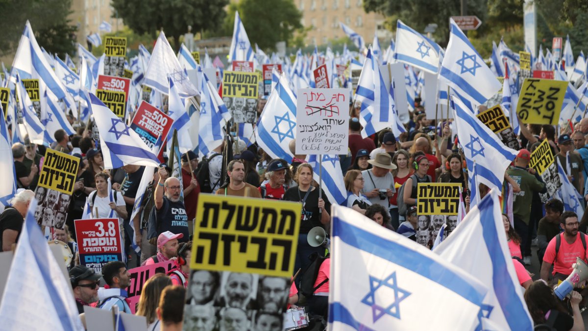 Jerusalén. Cientos de personas protestan contra los votos del presupuesto estatal del gobierno de Netanyahu.