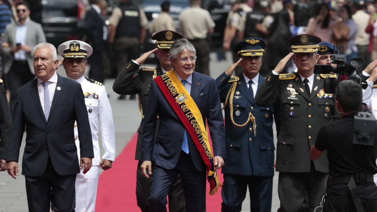 Junto al ministro de Defensa, Luis Lara(i), el presidente Guillermo Lasso ingresó a la Plataforma Social.