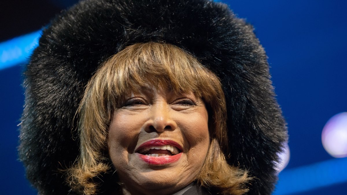 Fotografía de archivo del 3 de marzo de 2019 donde aparece la cantante Tina Turner saludando sobre el escenario tras el estreno del nuevo musical