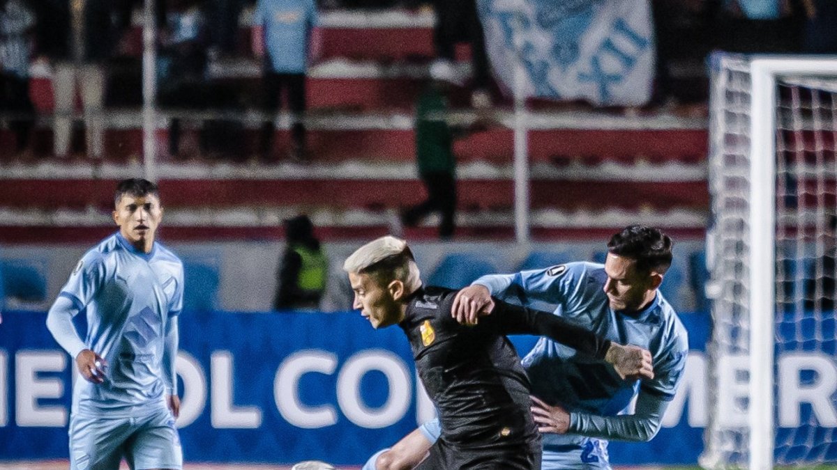 Barcelona cayó ante Bolívar de Bolivia (celeste), en el último duelo de la Copa Libertadores.